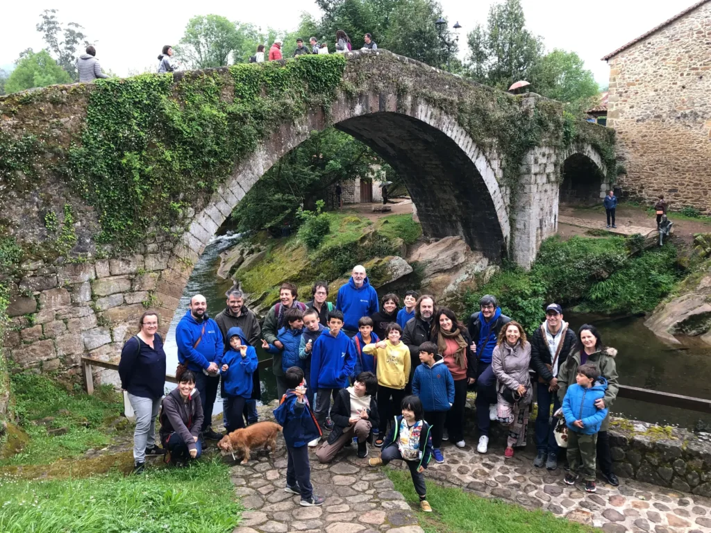 Grupo del club durante una excursión en un entorno natural