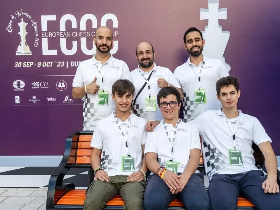 Equipo del club posando en un campeonato europeo de ajedrez