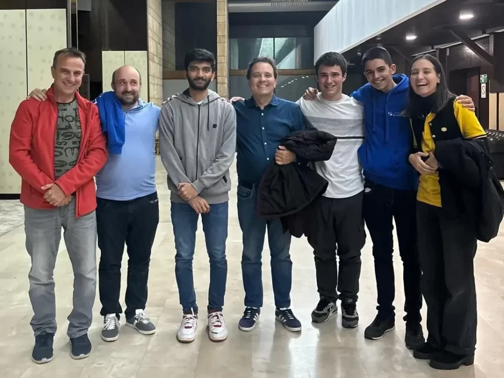 Grupo de jugadores del club reunidos en un evento de ajedrez