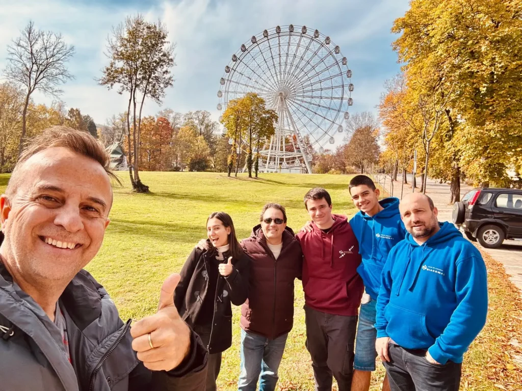 Grupo del club durante una actividad al aire libre en una ciudad europea