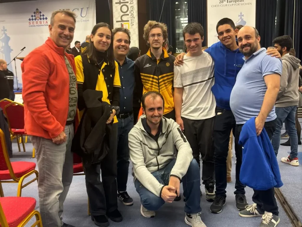 Grupo del club en una competición de ajedrez en interior