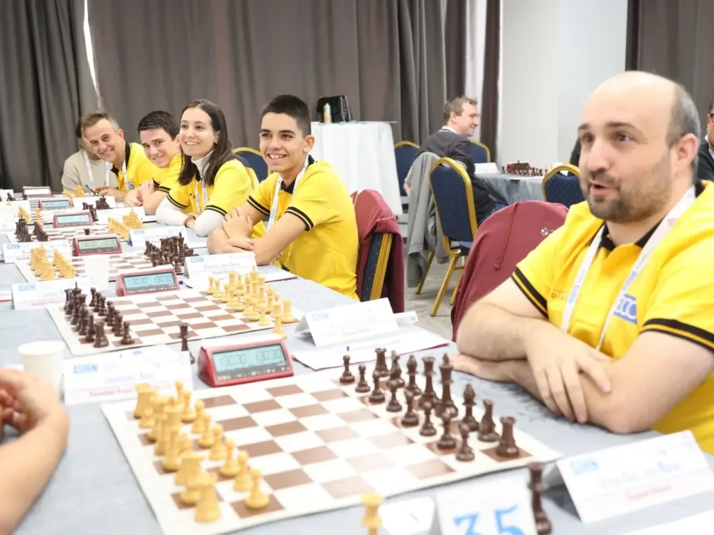 Jugadores del club participando en una competición de ajedrez