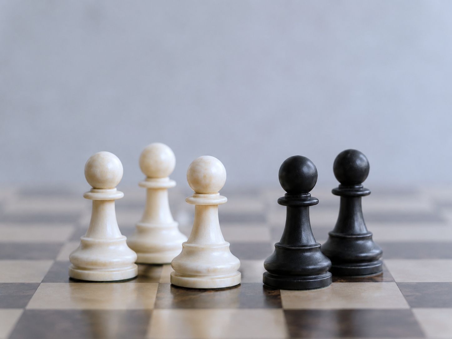 Peones de ajedrez blancos y negros sobre un tablero