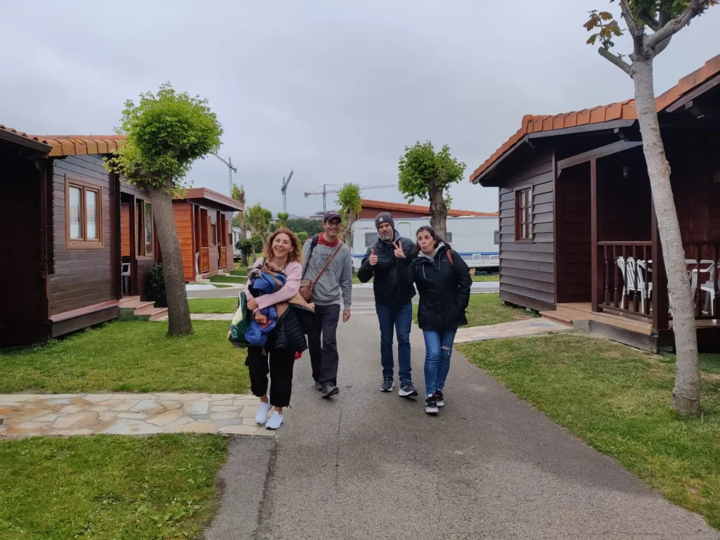 Grupo de personas del club caminando por una zona de alojamientos durante una actividad