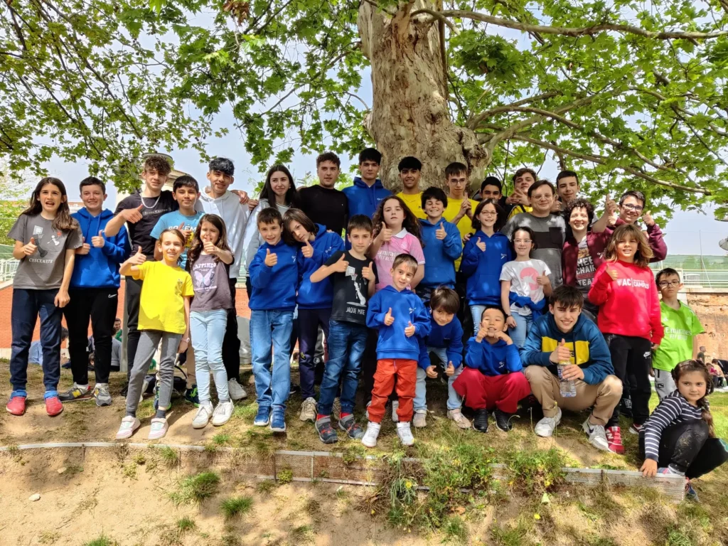Grupo de niños y adultos del club reunidos en una actividad al aire libre