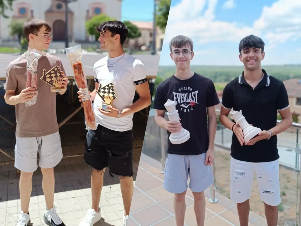 Jóvenes del club mostrando trofeos tras una competición de ajedrez