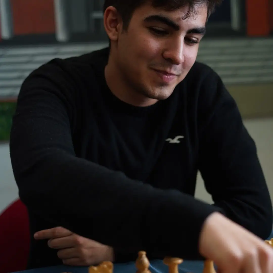 Jugador de ajedrez realizando una jugada sobre el tablero