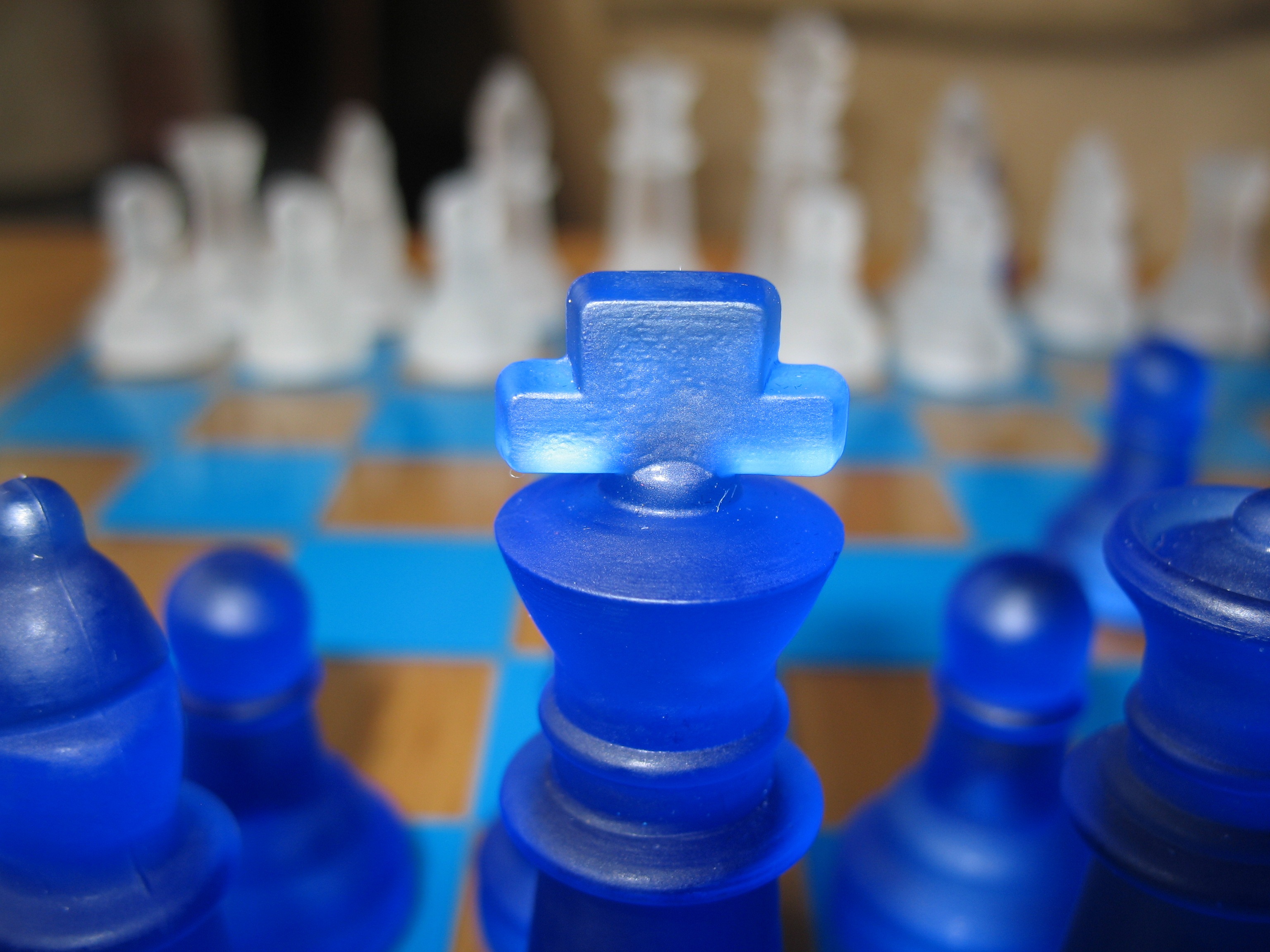 Pieza de ajedrez azul en primer plano sobre un tablero